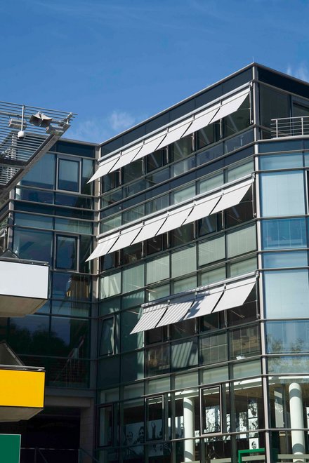 Einsatzbeispiel Edelstahl-Fassadenmarkise TECHNO EM 41.2 Einsatzbeispiel Edelstahl-Fassadenmarkise TECHNO EM 41.2